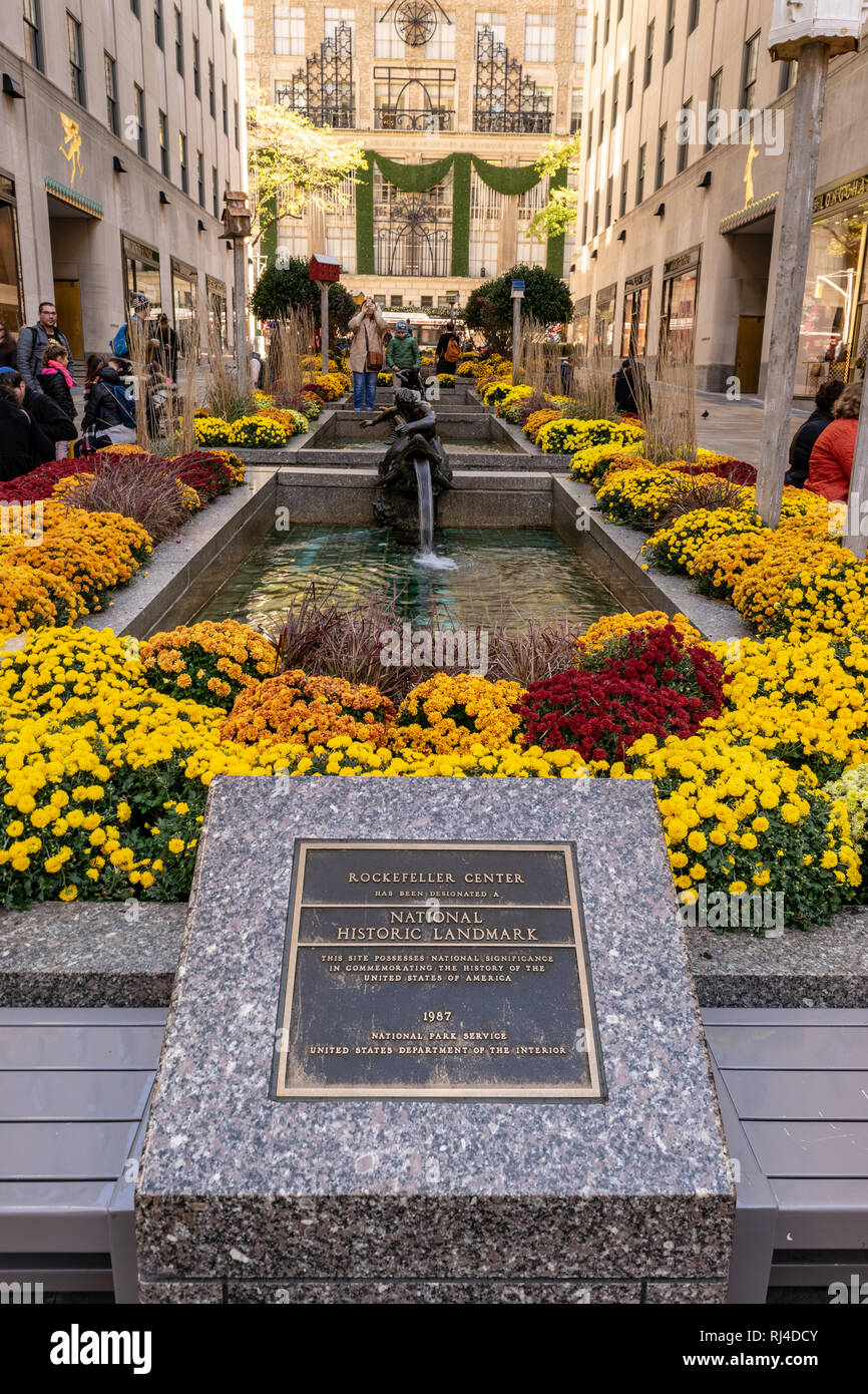 New York - 17. Oktober 2016: National Historic Landmark Einweihung Schild am Rockefeller Center in Manhattan, New York City Stockfoto