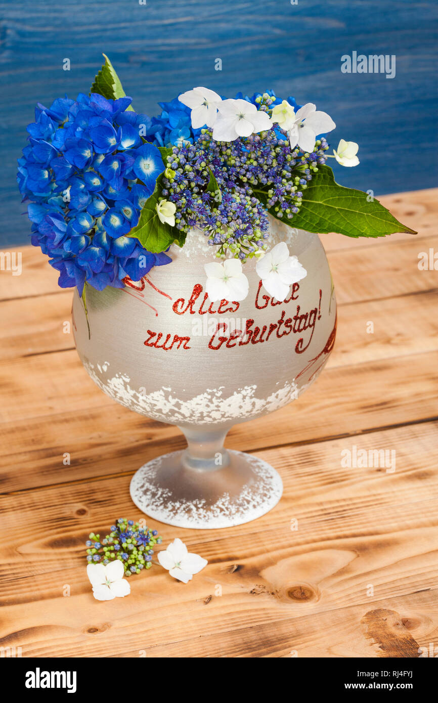 Glas, Perkele, alles Gute zum Geburtstag, Blumen, Hortensien Stockfoto