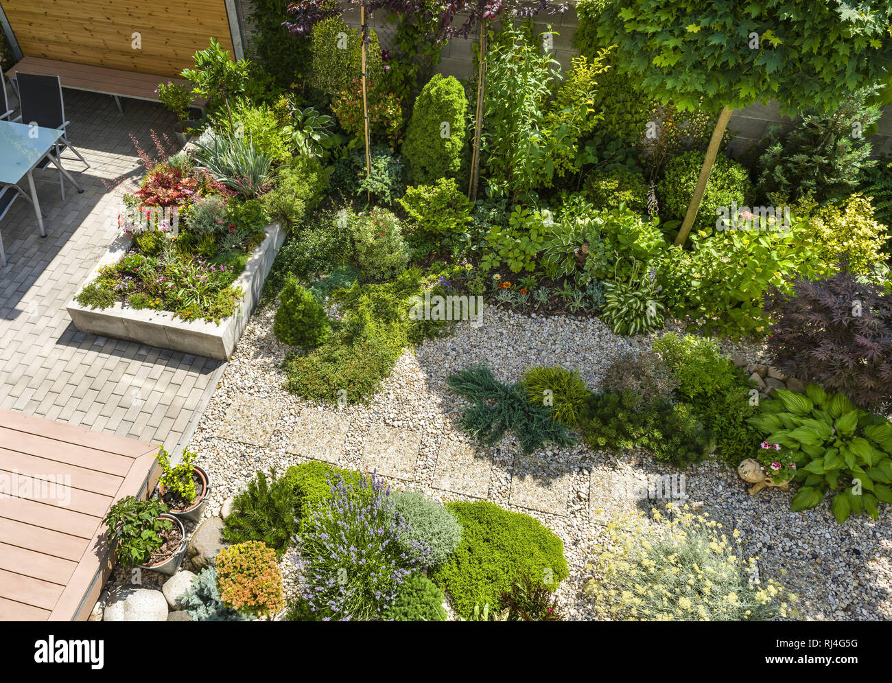 Blick auf einen kleinen Garten aus der Vogelperspektive Stockfoto
