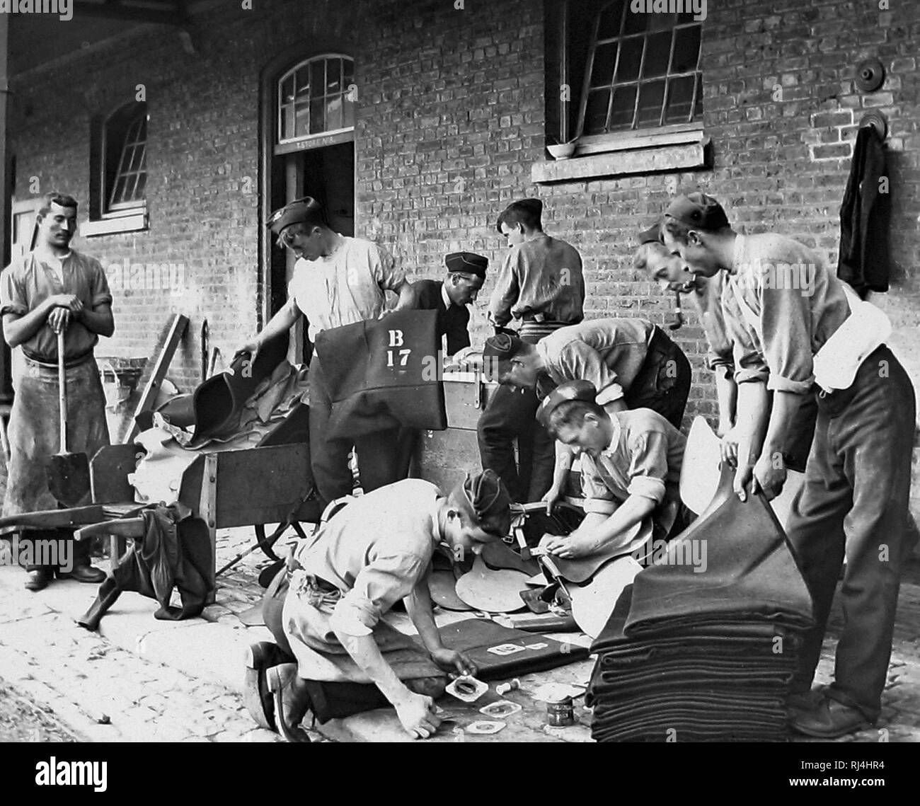 Stanzen Kavallerie Sättel während WW 1. Stockfoto