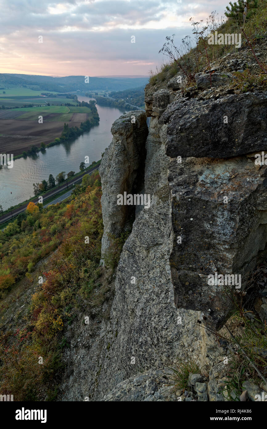 Vom Blick Felsplateau des NSG Grainberg-Kalbenstein in den Main und das Vorland des Spessart bei Karlstadt, Landkreis Main Spessart, Unterfranken, Ba Stockfoto