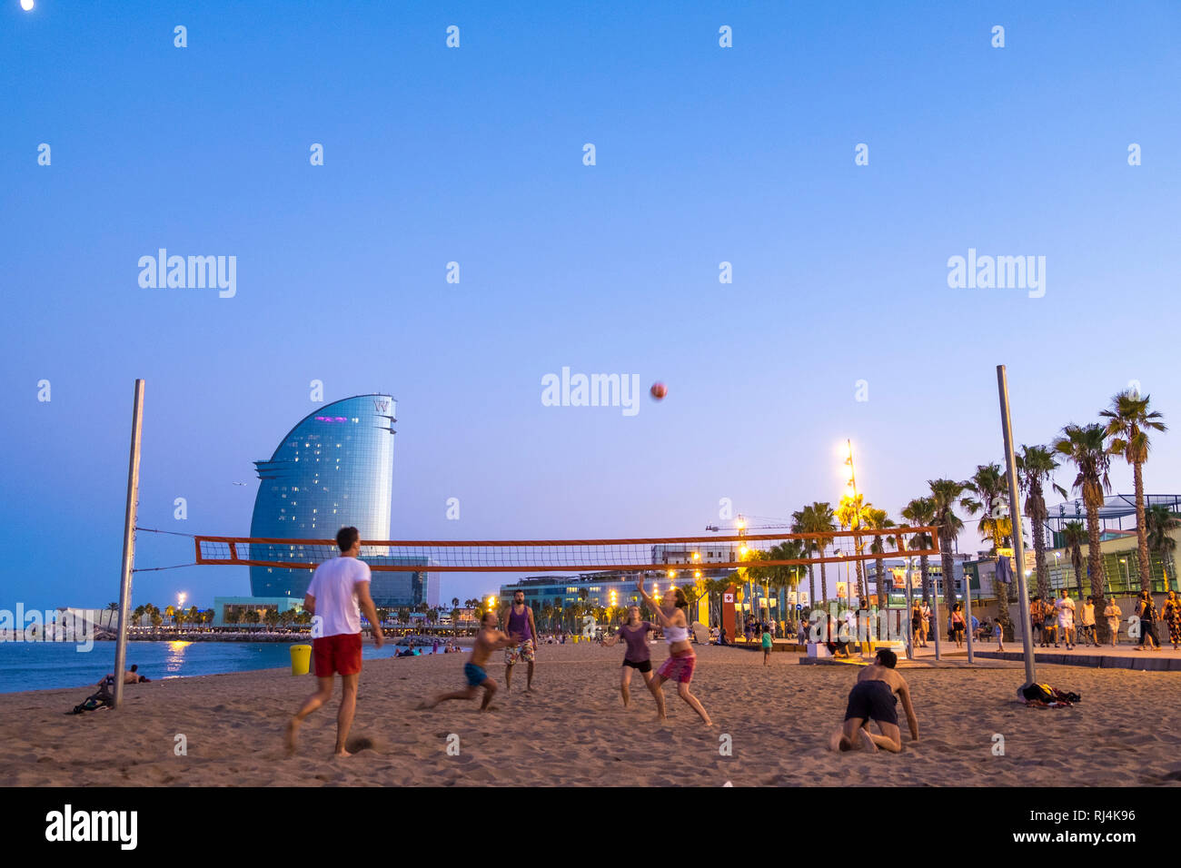 Strand von Barceloneta, Leute spielen, Beach Volleyball, Barcelona, Katalonien, Spanien Stockfoto