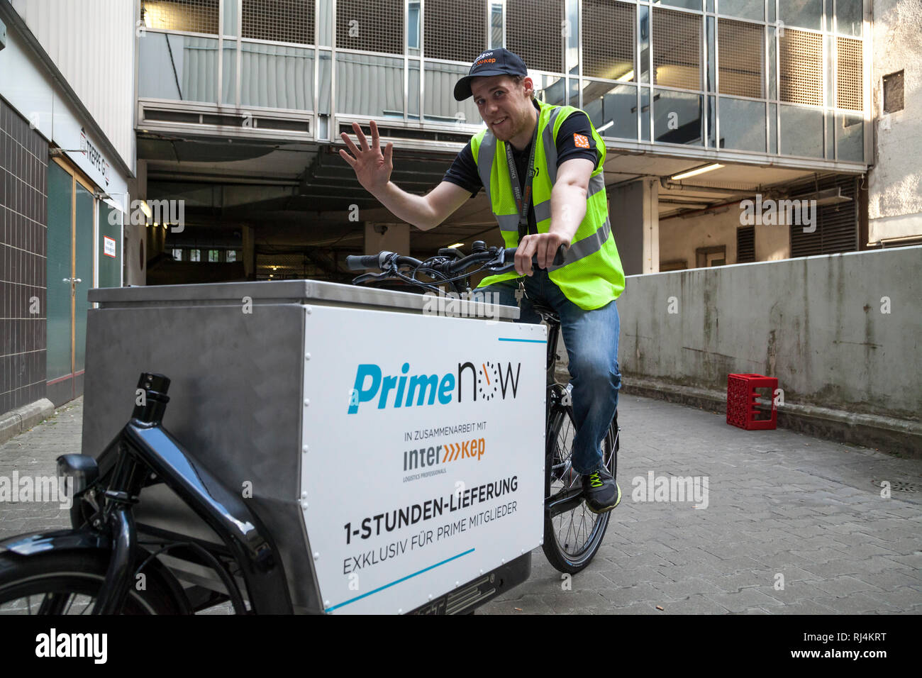 Kurier von Amazon Prime jetzt in Berlin Deutschland Stockfotografie - Alamy