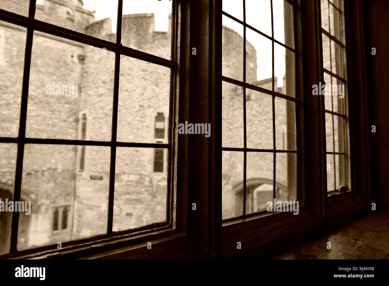 Blick aus einem Fenster im Tower von London in die Festungsmauern Stockfoto