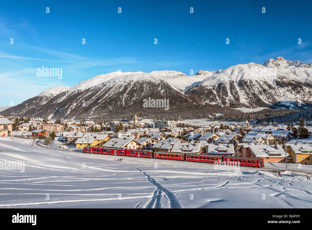Rhätische Bahn bei Celerina Schlarigna im Winter, Graubuenden, Schweiz Stockfoto