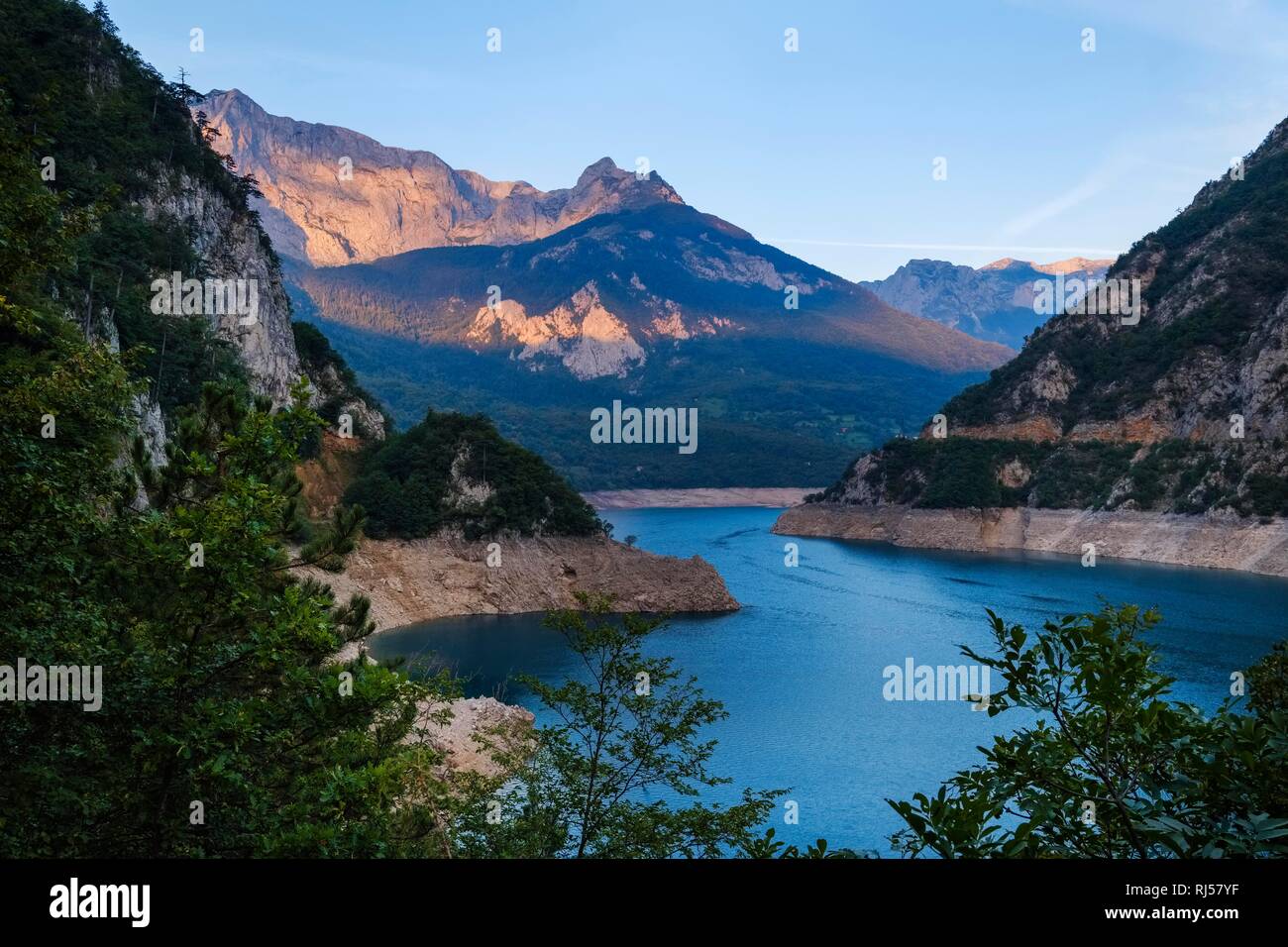 Pivsko jezero Dam bei Sonnenaufgang, pluzine Provinz, Montenegro Stockfoto