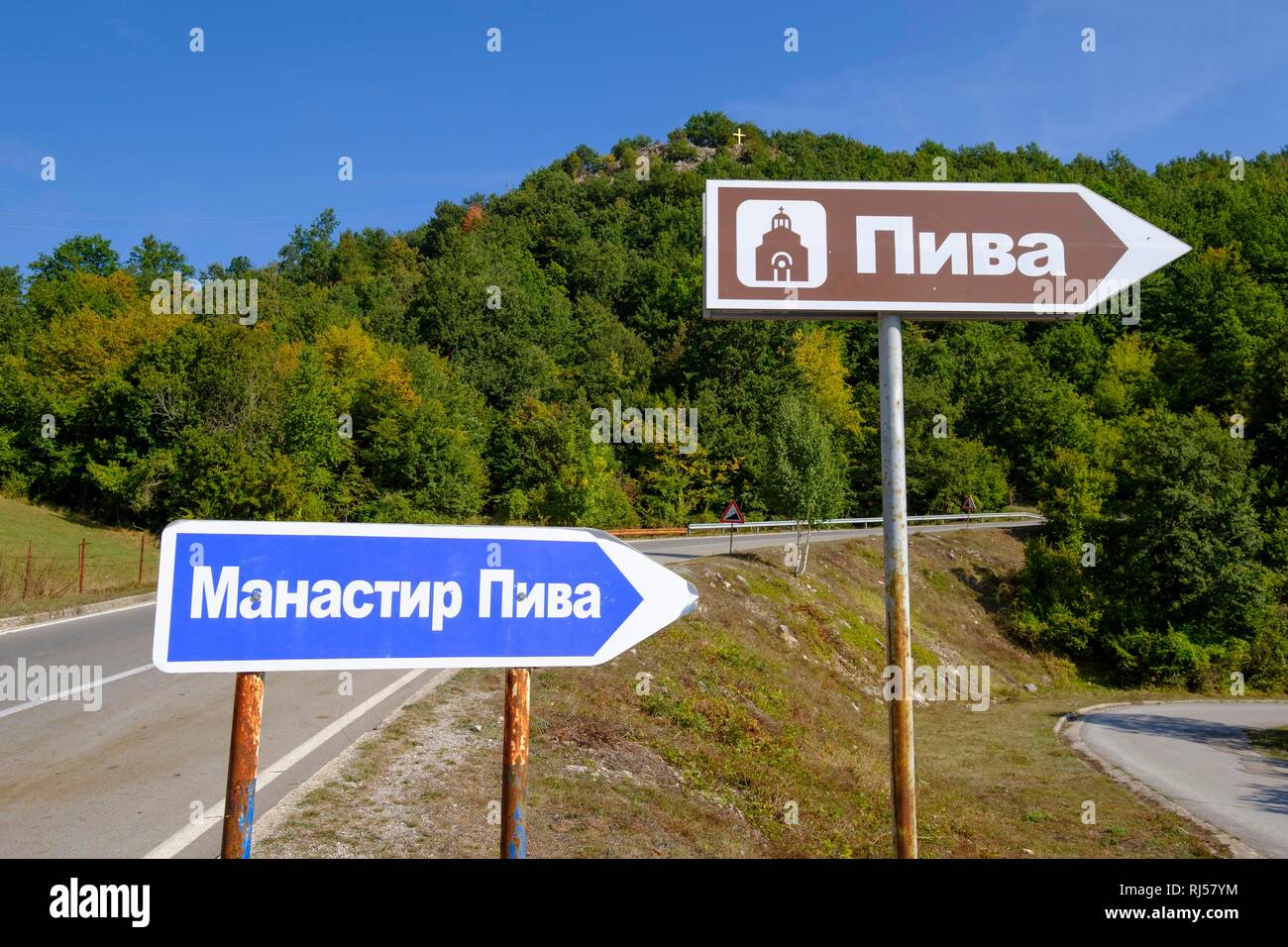Kyrillische Schrift, Wegweiser zu Piva Klosters, pluzine Provinz, Montenegro Stockfoto