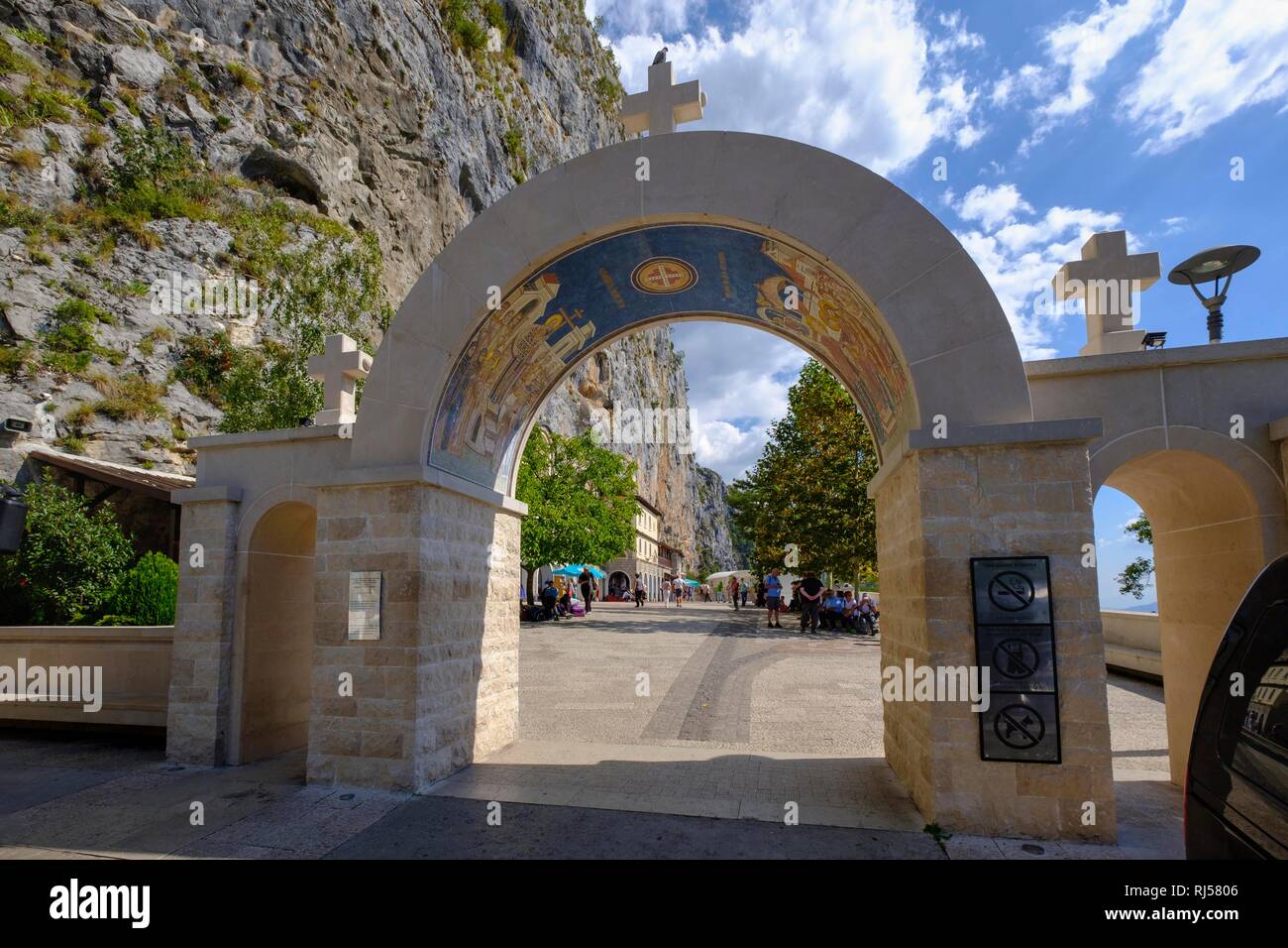 Eingang, Serbisch-orthodoxe Kloster Ostrog, Danilovgrad Provinz, Montenegro Stockfoto