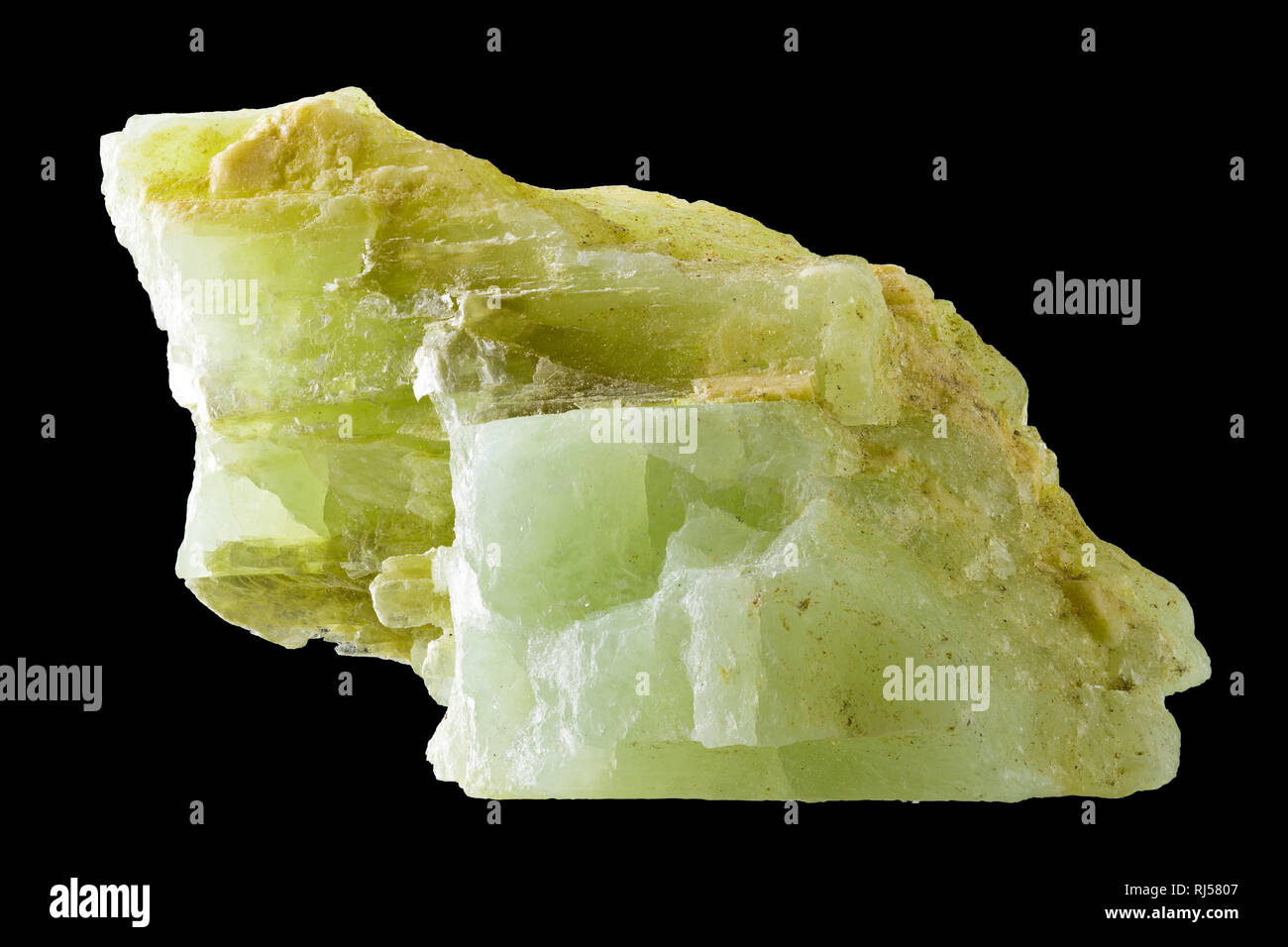 Grün gefärbt oder Aquamarin Beryll Vielfalt auf schwarzem Hintergrund Stockfoto