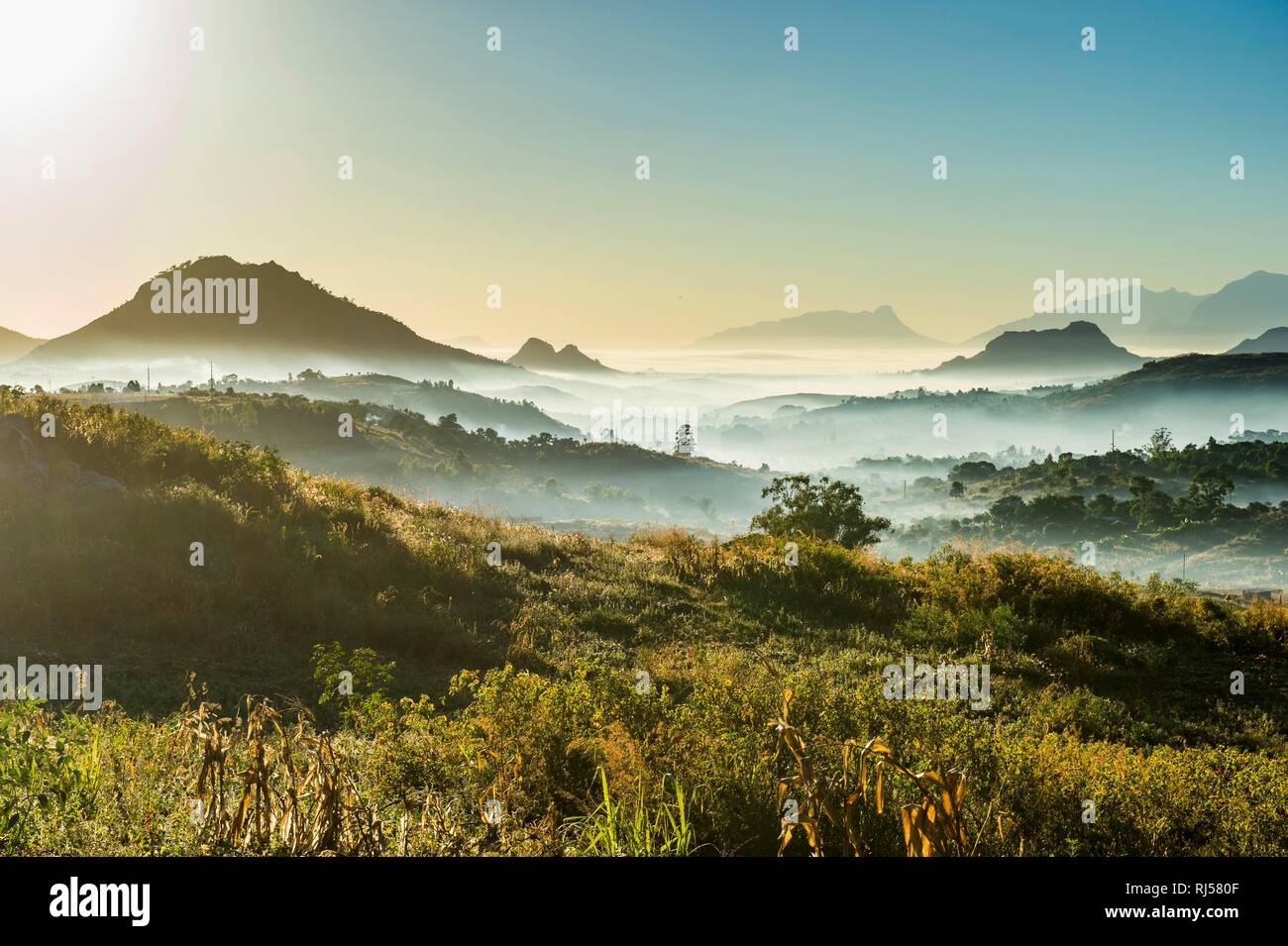 Nebel über den Bergen bei Sonnenaufgang, umliegenden Blantyre, Malawi Stockfoto