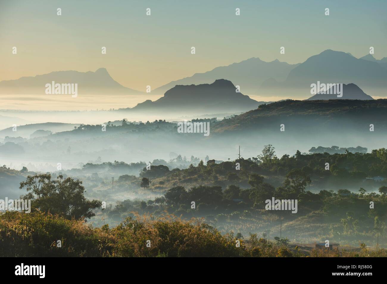 Nebel über den Bergen bei Sonnenaufgang, umliegenden Blantyre, Malawi Stockfoto
