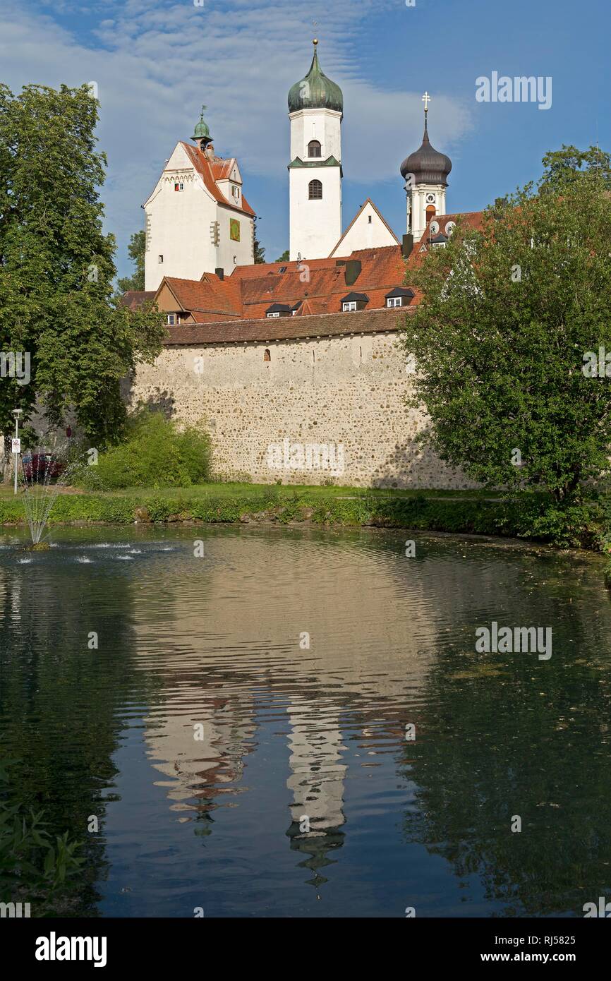 Untere Stadtmauer mit Wasser Tor, Nikolaikirche und Klosterkirche St. Georg, Isny, Allgäu, Baden-Württemberg, Deutschland Stockfoto
