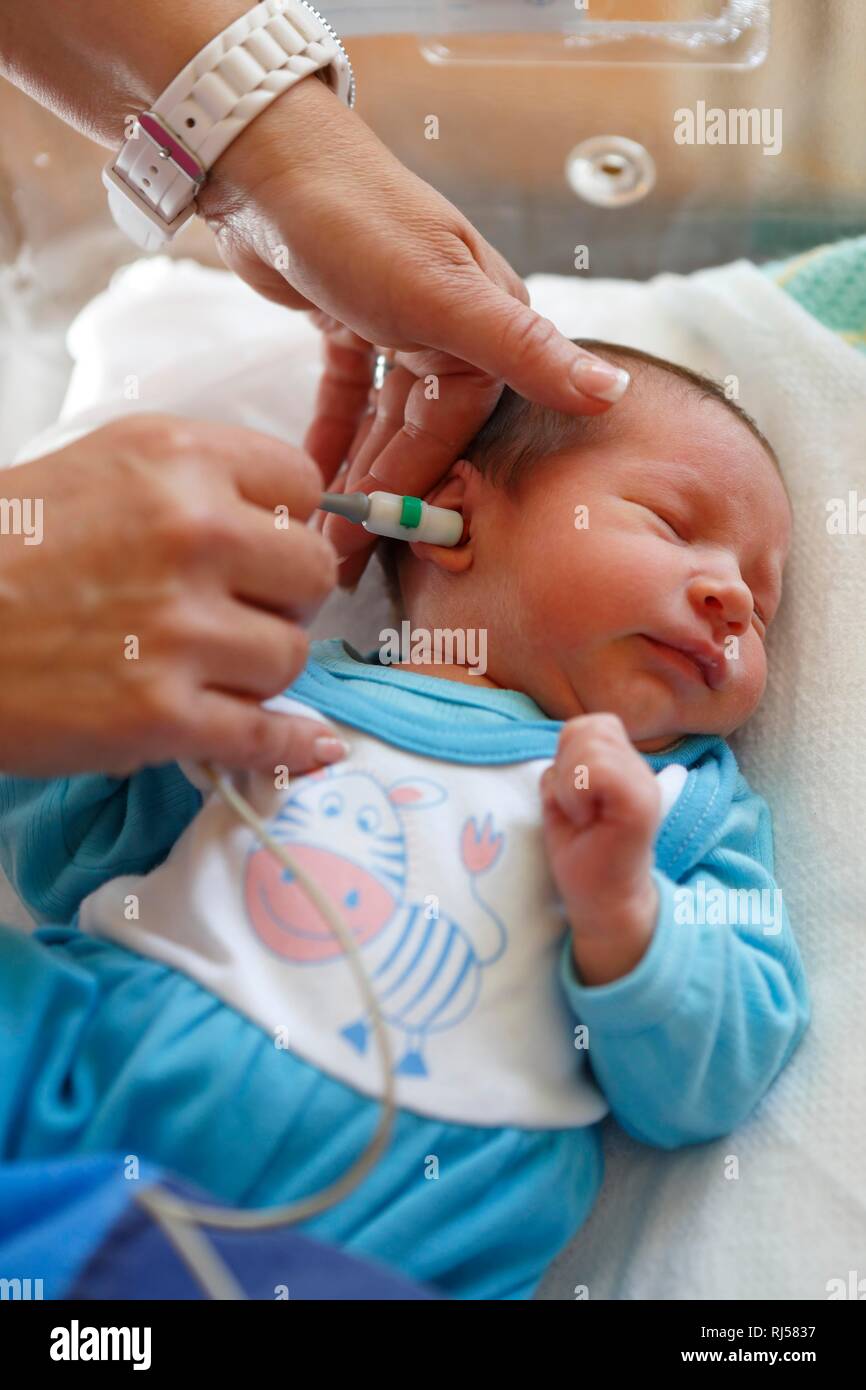 Untersuchung der Hörfähigkeit bei Neugeborenen, Tschechische Republik Stockfoto