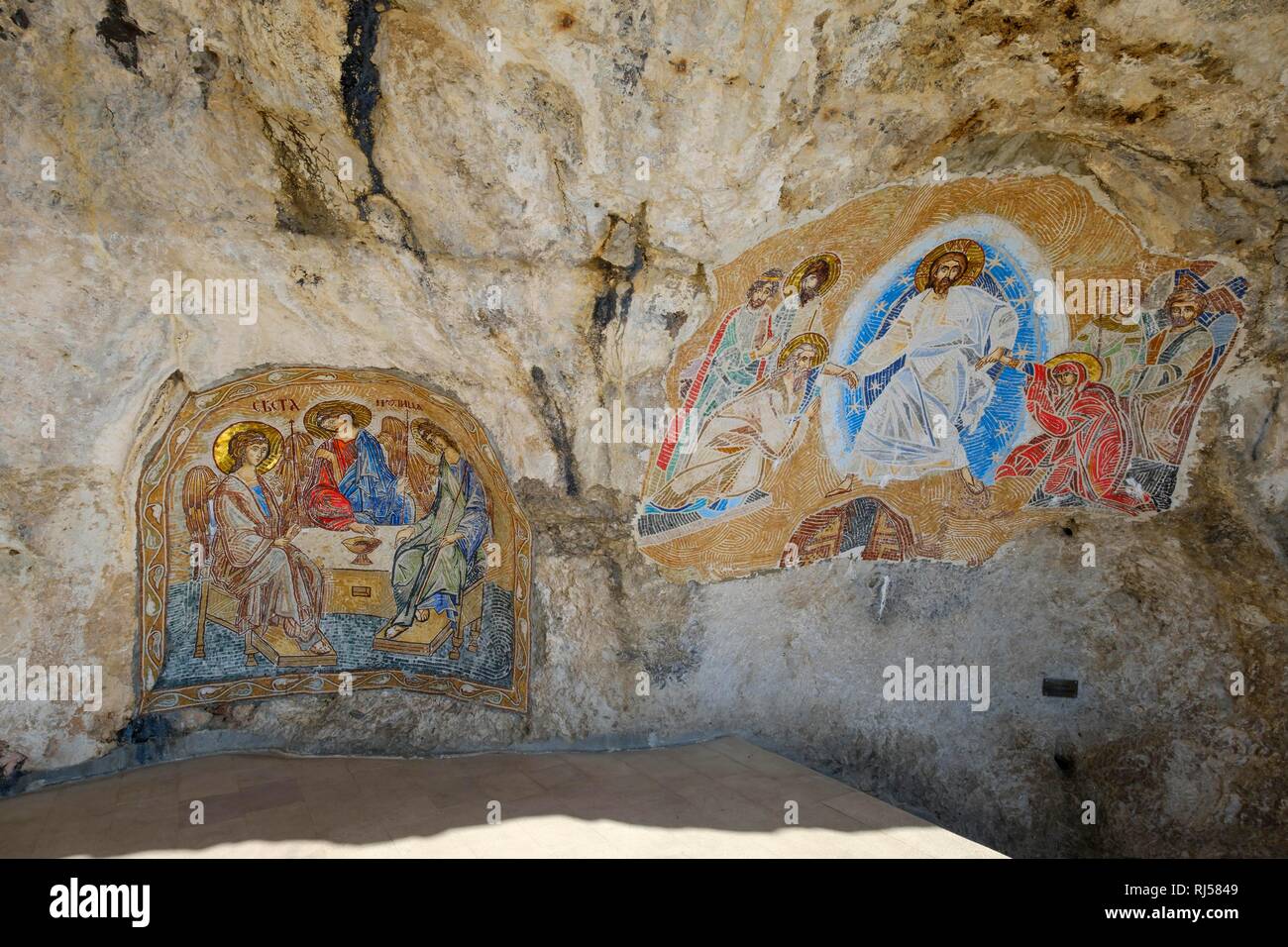 Religiöse Mosaike auf Fels, Serbisch-orthodoxe Kloster Ostrog, Danilovgrad Provinz, Montenegro Stockfoto