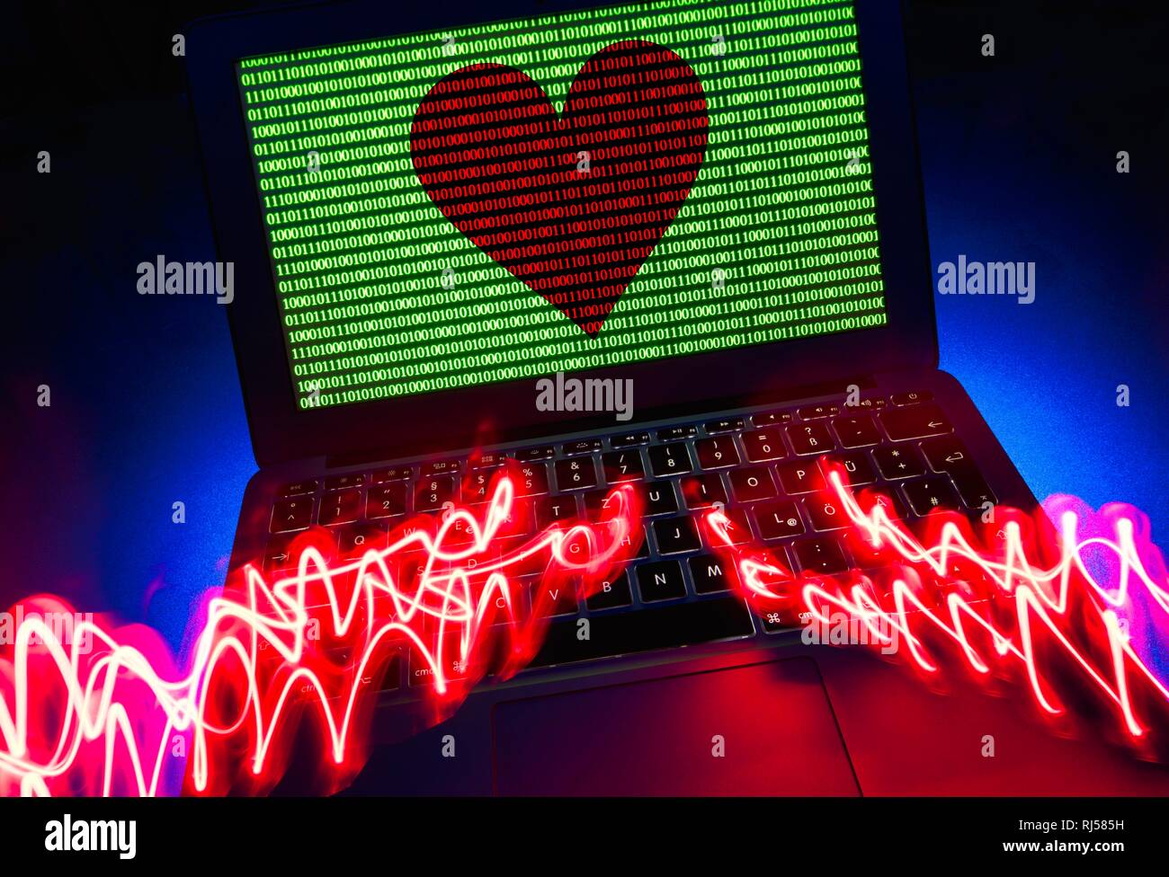 Laptop Bildschirm, das Symbol Bild Partnerschaft Agentur, dating Agentur, rote Herzen und binäre Zahlen auf dem Bildschirm, das Symbol Bild Cyberkriminalität Stockfoto