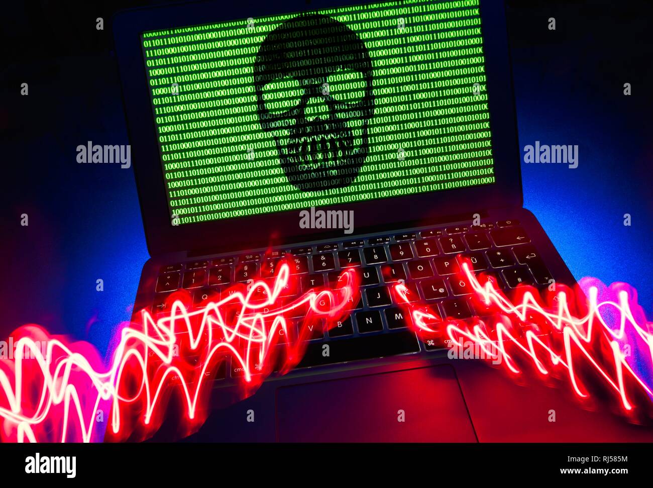 Laptop mit totenkopf und gekreuzten knochen und binäre Zahlen auf dem Bildschirm, das Symbol Bild malware, Virus Alarm, Computerkriminalität Stockfoto