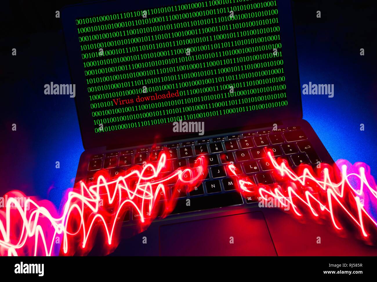 Laptop mit totenkopf und gekreuzten Knochen auf dem Bildschirm, das Symbol Bild malware, Virus Alarm, Computerkriminalität, Datenschutz, Deutschland Stockfoto