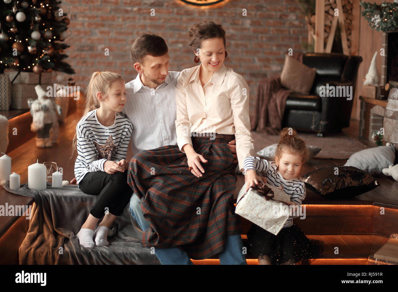 Glückliche Familie mit Weihnachten Geschenke in einem gemütlichen Wohnzimmer. Stockfoto