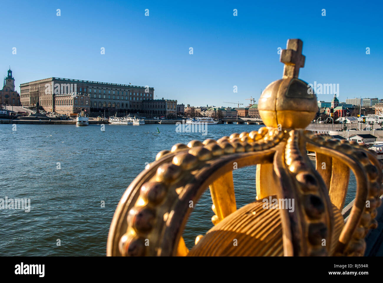Skeppsholmsbron Br?cke, Krone, vergoldet, Blick auf Stockholmer Schloss Stockfoto
