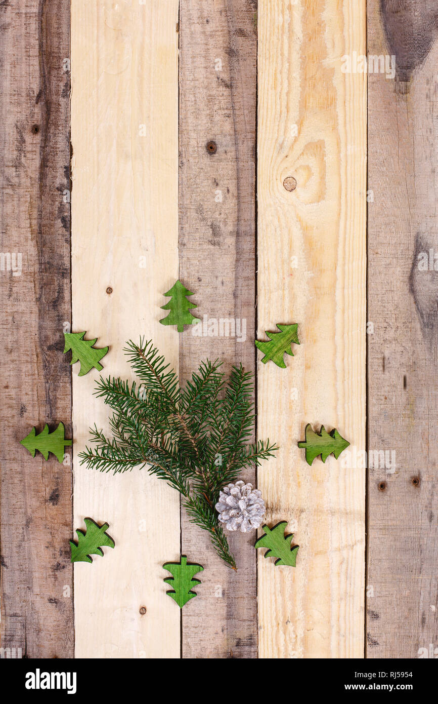 Weihnachtsdekoration, Zweig, Dekozapfen, Dekotannenbäume Stockfoto