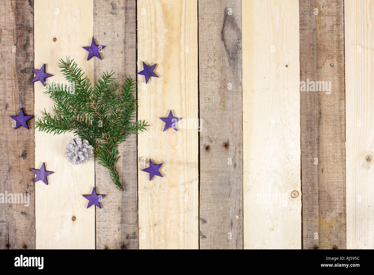 Weihnachtsdekoration, Zweig, Sterne, Dekozapfen Stockfoto