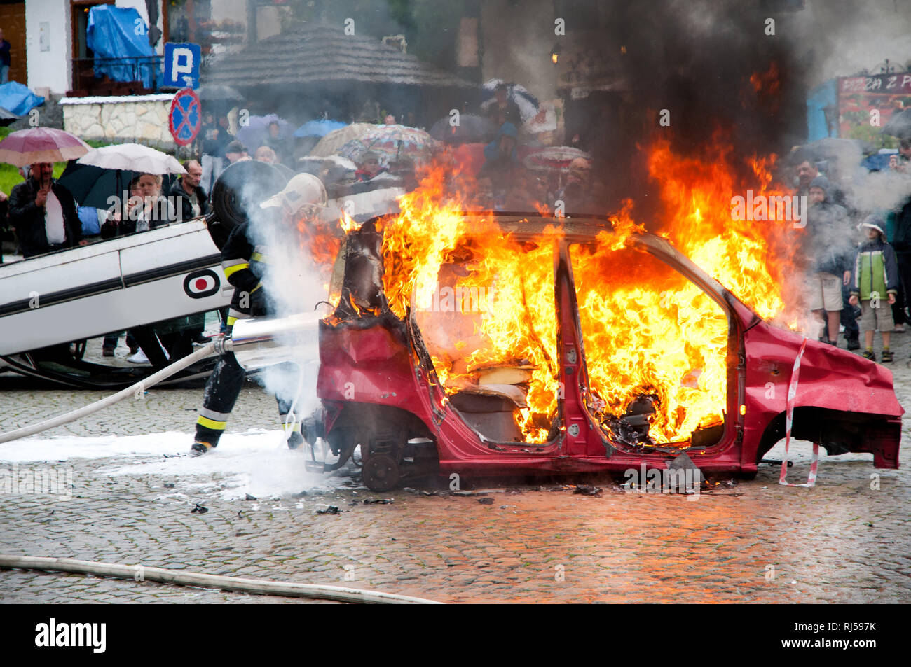 Auto Feuer und Flammen an Show in Kazimierz Dolny, Unfall Improvisation, Feuer Mann in Aktion zu zeigen in Polen, Rot Fahrzeug Geräte detail, Stockfoto