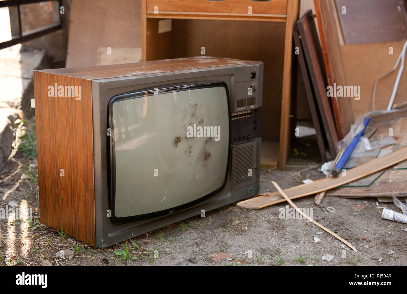 Alten retro Fernseher Müll weggeworfen, gebrochene antiken klassischen CRT-tv-gerät auf dem Boden außerhalb, Warschau, Polen, niemand! Stockfoto