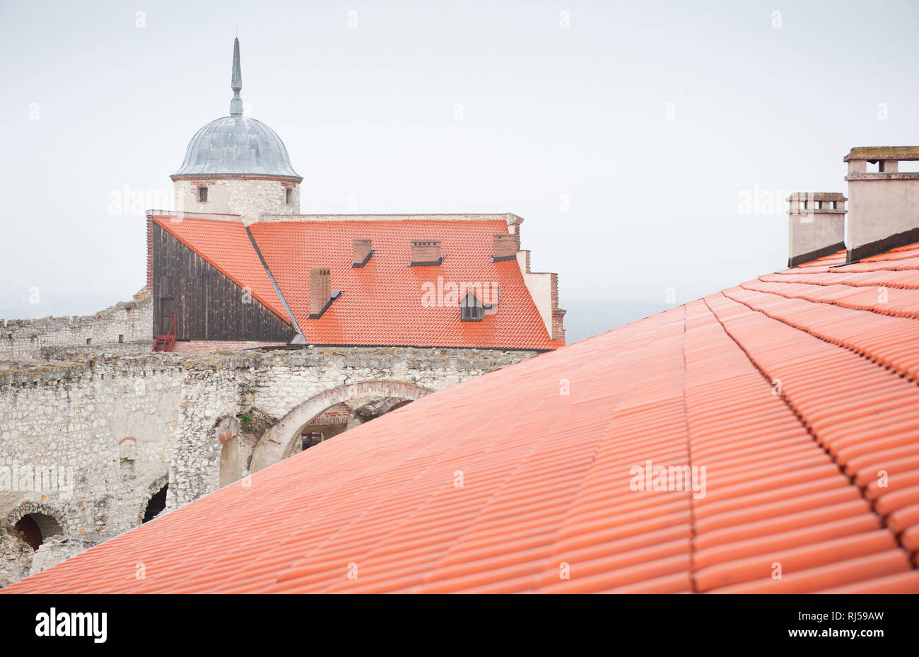 Polnischen Zamek Na Janowcu Dach, Rote Ziegel auf dem Dach und die Ruinen der alten Burg Janowiec in Polen in der Nähe von Kazimierz Dolny, Architektur, in regnerischen düsteren Tag Stockfoto