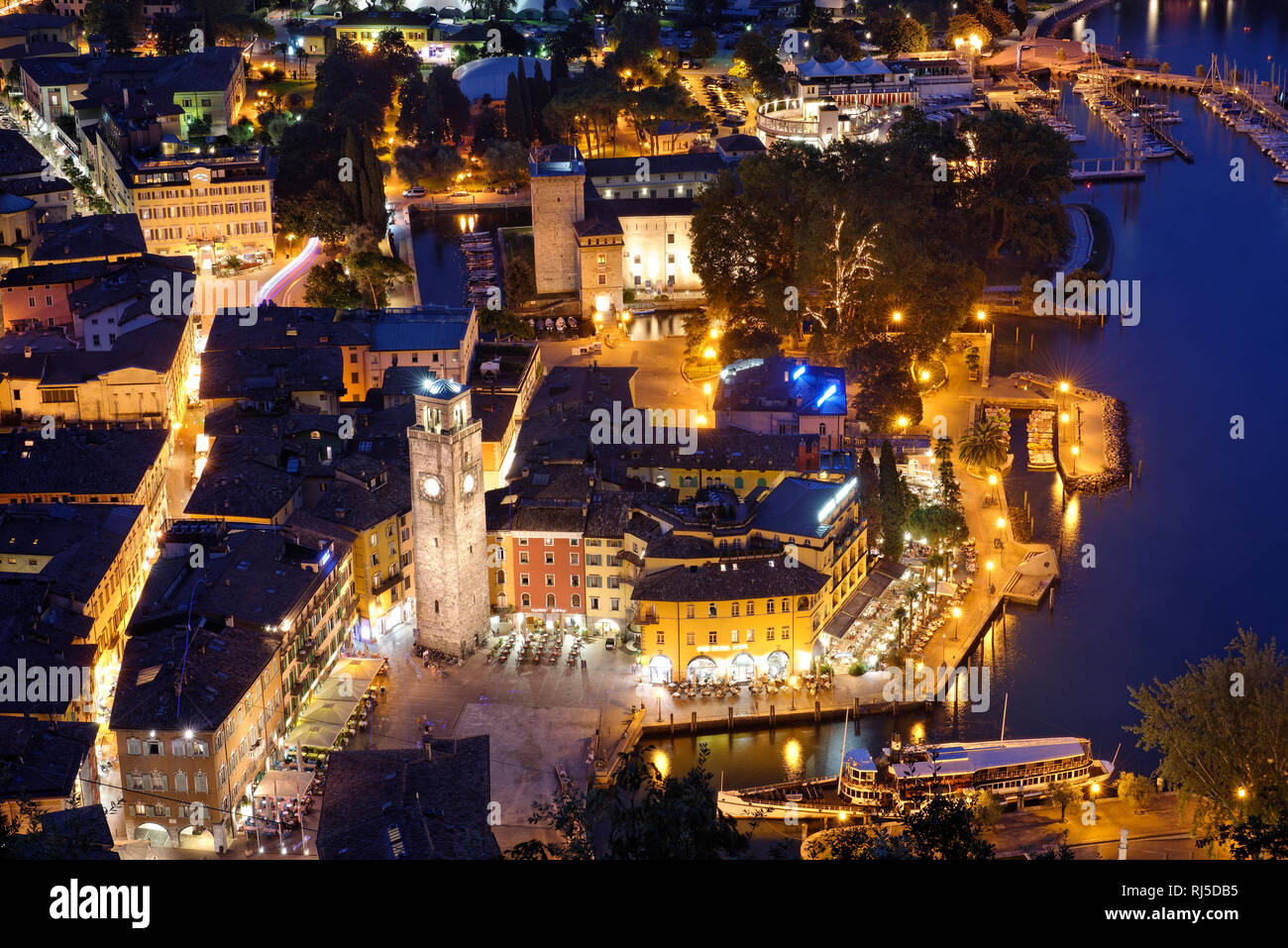 Blick vom Monte Rocchetta in der Dämmerung in die Altstadt von Riva del Garda, Gardasee, Trient, Trentino-Südtirol, Trentino, Italien Stockfoto