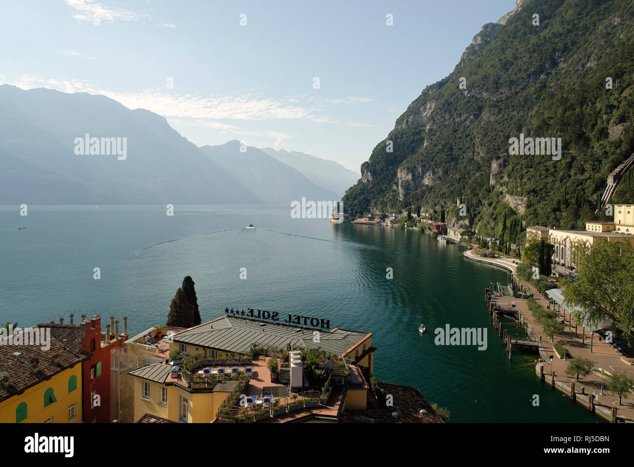 Blick vom Torre Apponale in die Altstadt von Riva del Garda und den Gardasee, Gardasee, Trient, Trentino-Südtirol, Trentino, Italien Stockfoto