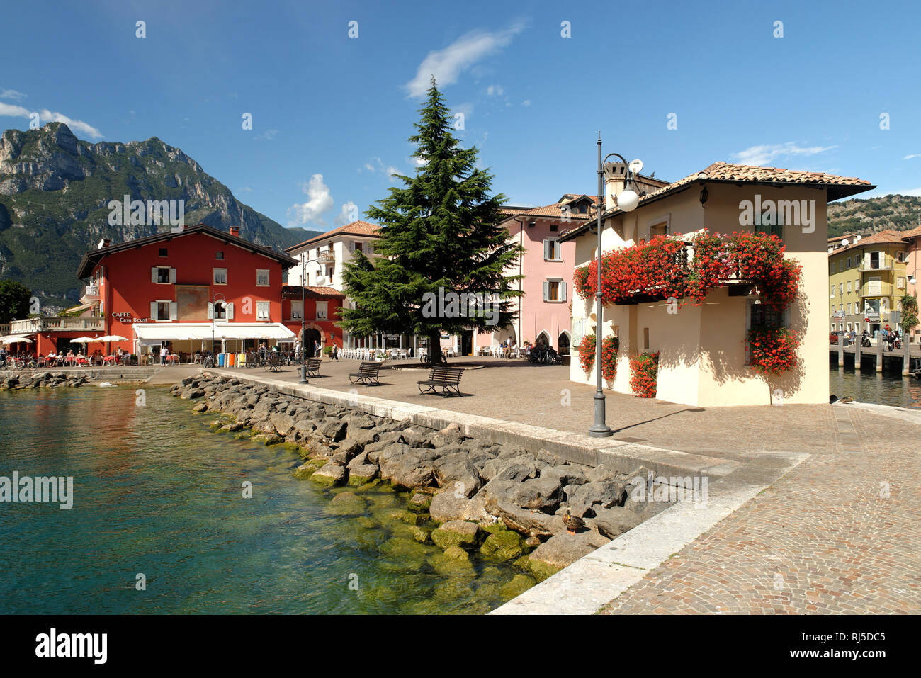Torbole mit Blick auf das Zollhaus, Gardasee, Trient, Trentino-Südtirol, Italien Stockfoto