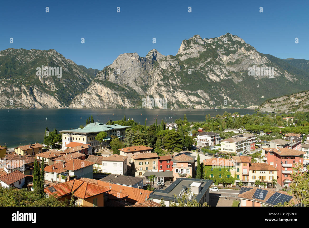 Blick vom Aussichtspunkt Belvedere in Torbole und den Gardasee, Provinz Trient, Trentino-Südtirol, Italien Stockfoto