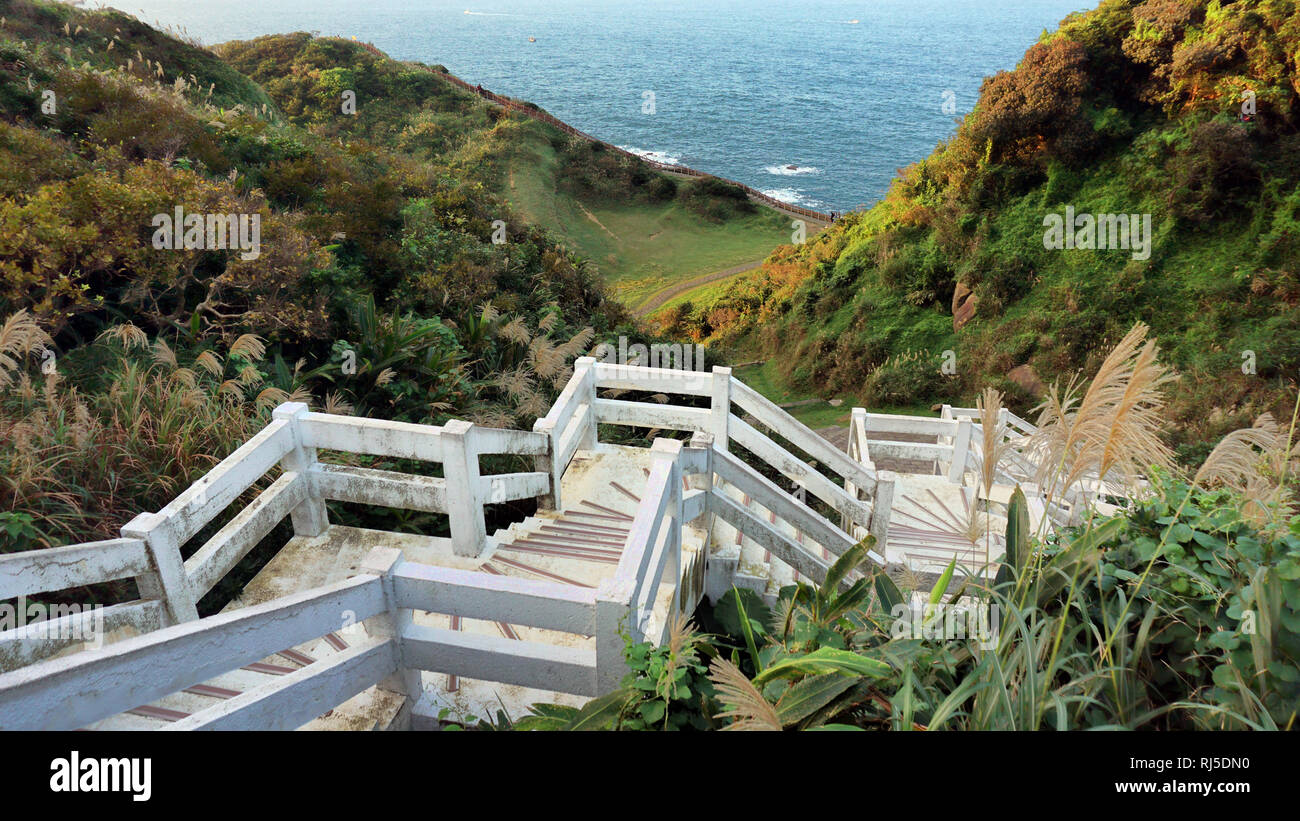 Weißen Treppe zum Strand Blick auf das Meer. Stockfoto