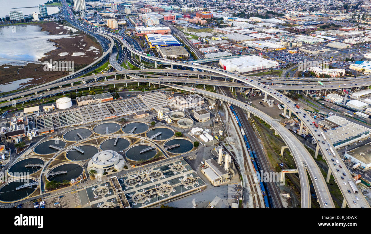 East Bay Municipal Utility District Kläranlage, MacArthur Labyrinth, Autobahn Interchange, Oakland, CA, USA Stockfoto