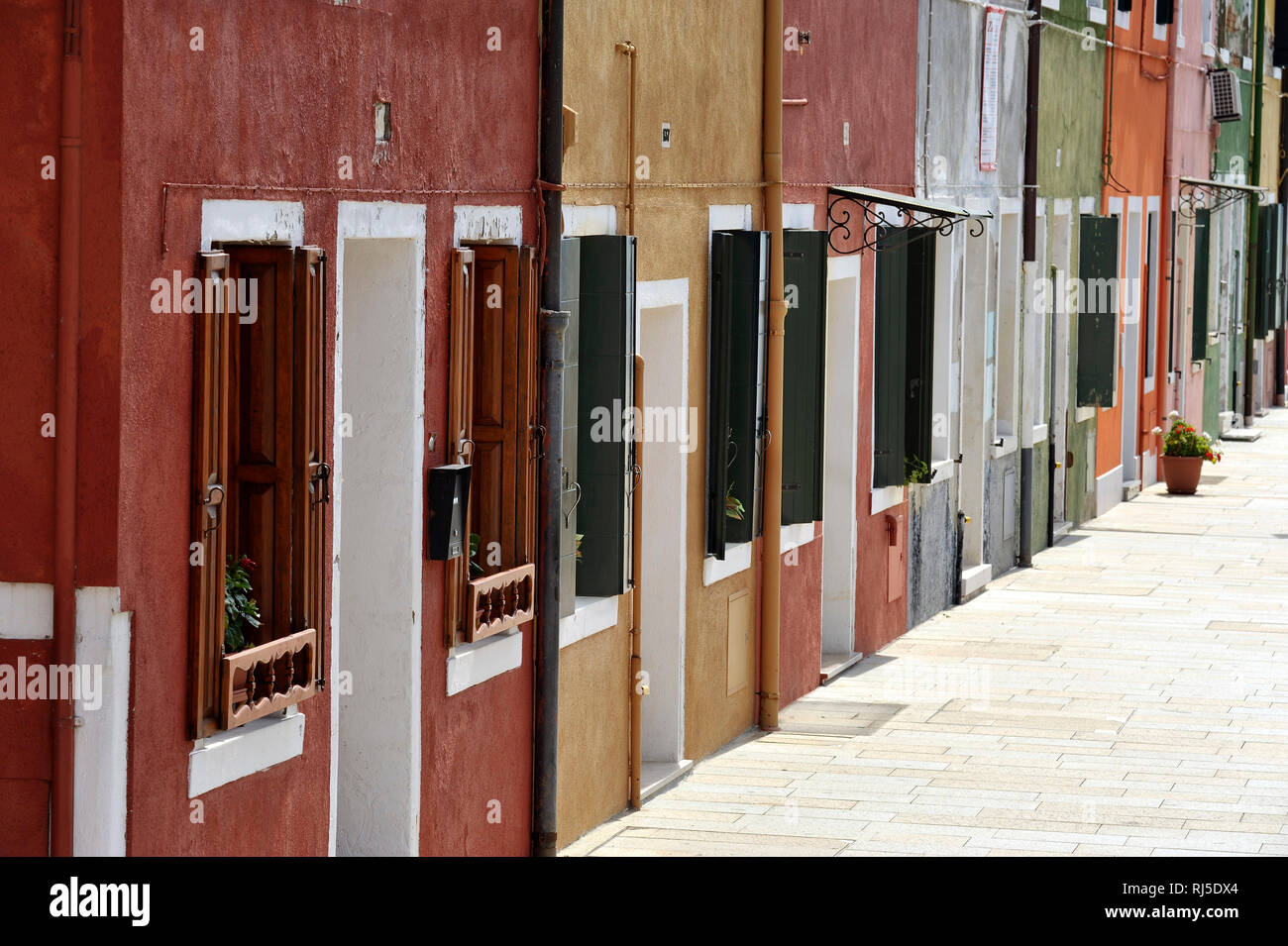 Farbige Häuserzeile in Burano Stockfoto