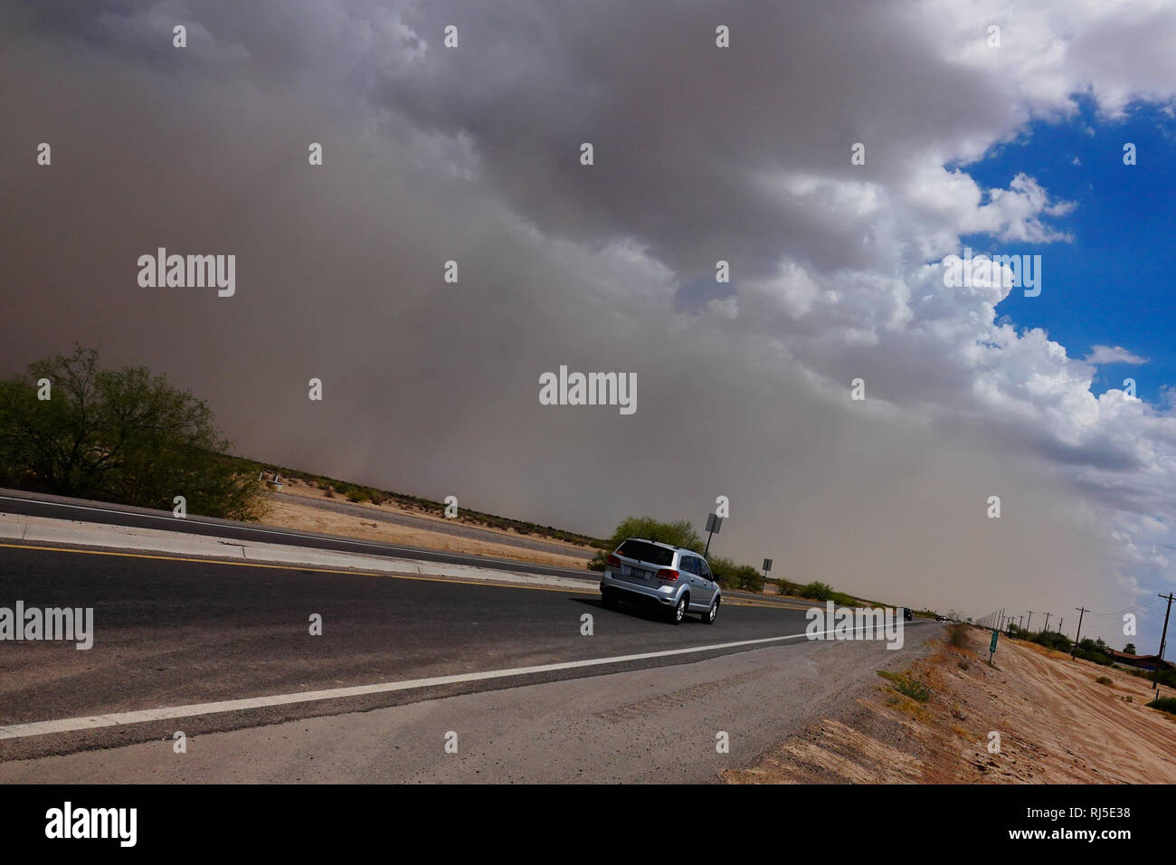 Eine haboob, andernfalls bekannt als ein staubsturm Monsun, kommt es aus der Wüste und überholt das Phoenix Tal. Stockfoto