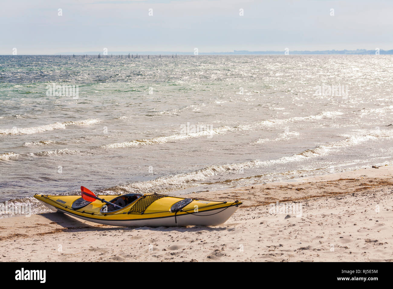 England, Irland, Insel Møn, Ostsee, Küste, Ufer, Wellen, Seekajak am Strand Stockfoto