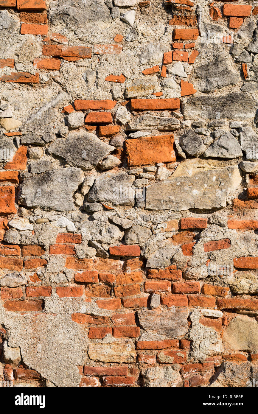 Alte Mauer mit Ziegeln und Steinen, aufgenommen in Vösendorf