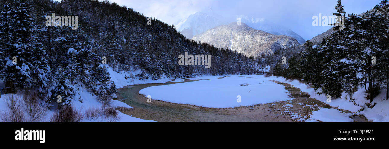 Die Isar bei scharnitz als Panorama Stockfoto