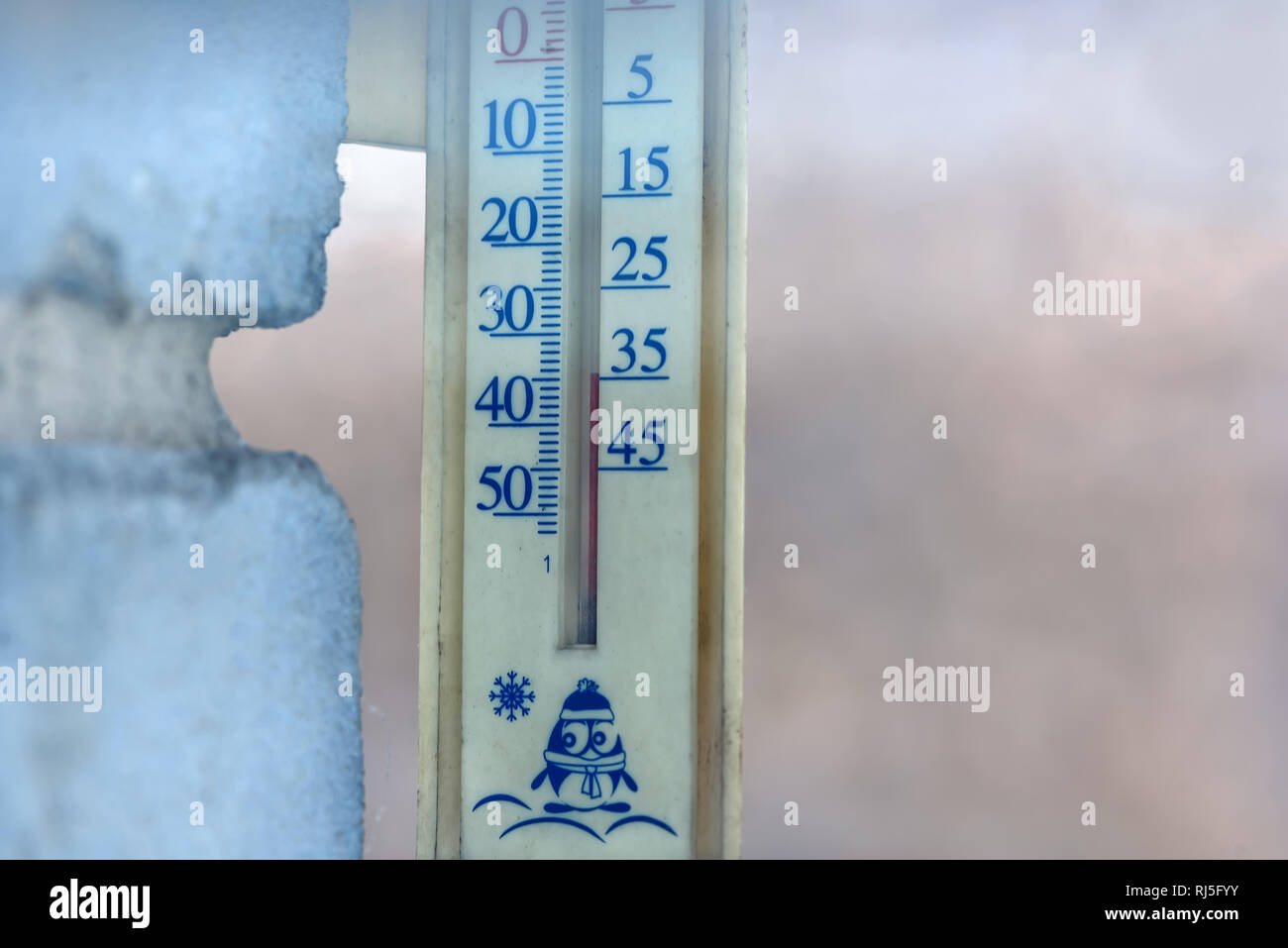 Die Thermometer an der Wand des Hauses zeigt eine sehr niedrige Temperatur von 35 Grad Celsius unter Null in Frost im Winter. Durch die Wi schoß Stockfoto
