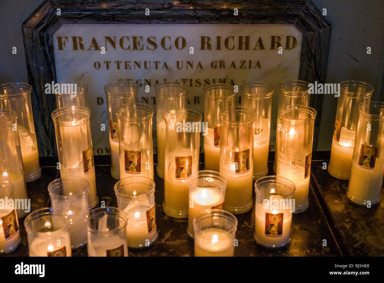 Viele Kerzen in der Basilika von Santa Margherita angeboten werden, die Basilika Santa Margherita Stockfoto