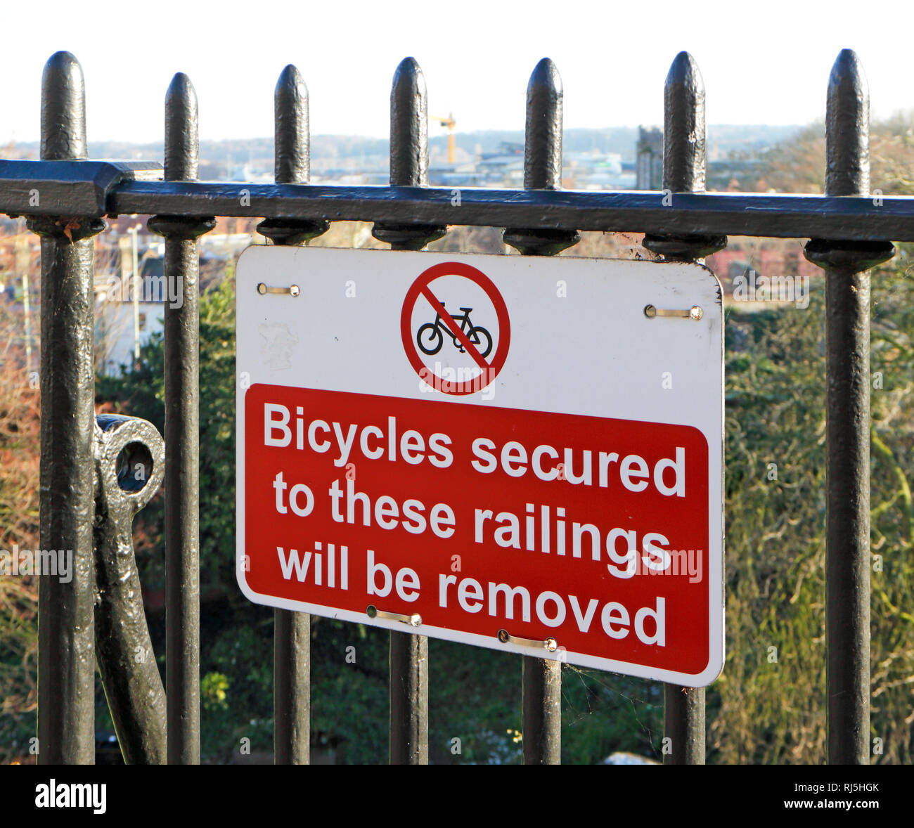 Warnhinweis, dass Fahrräder zu diesen Geländer gesichert auf dem Burghügel in Norwich, Norfolk, England, Vereinigtes Königreich, Europa entfernt werden. Stockfoto