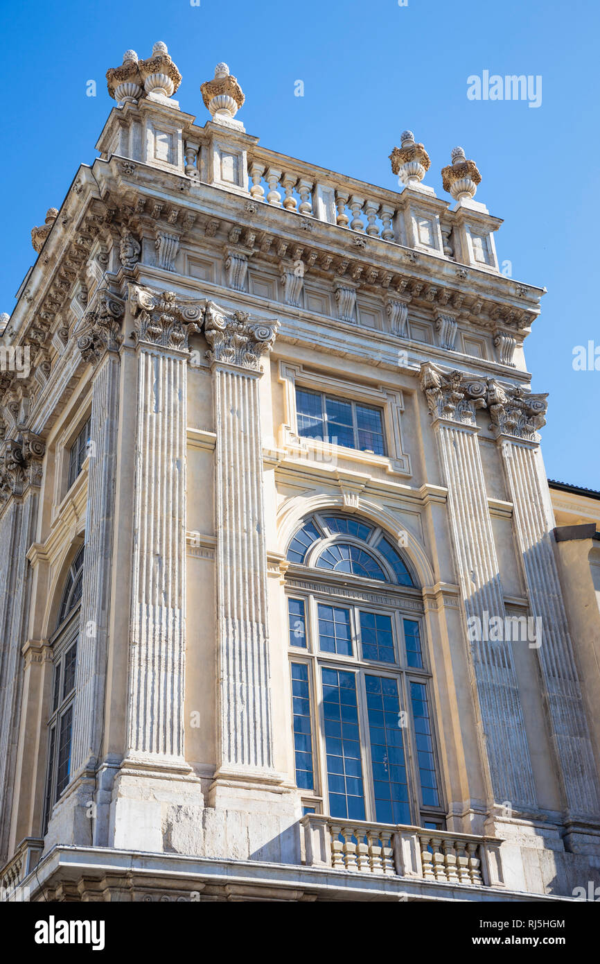 Europa, Italien, Piemont, Turin, Rundbogenfenster der Beletage des Palazzo Madama (UNESCO-Weltkulturerbe) Stockfoto