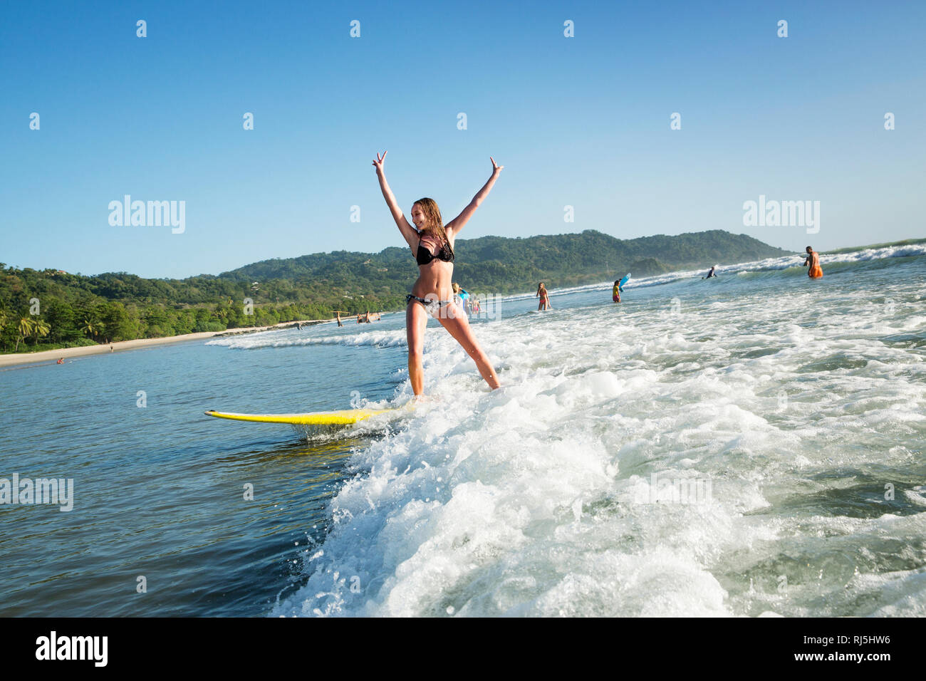 Junges Mädchen surfen auf Meer Stockfoto