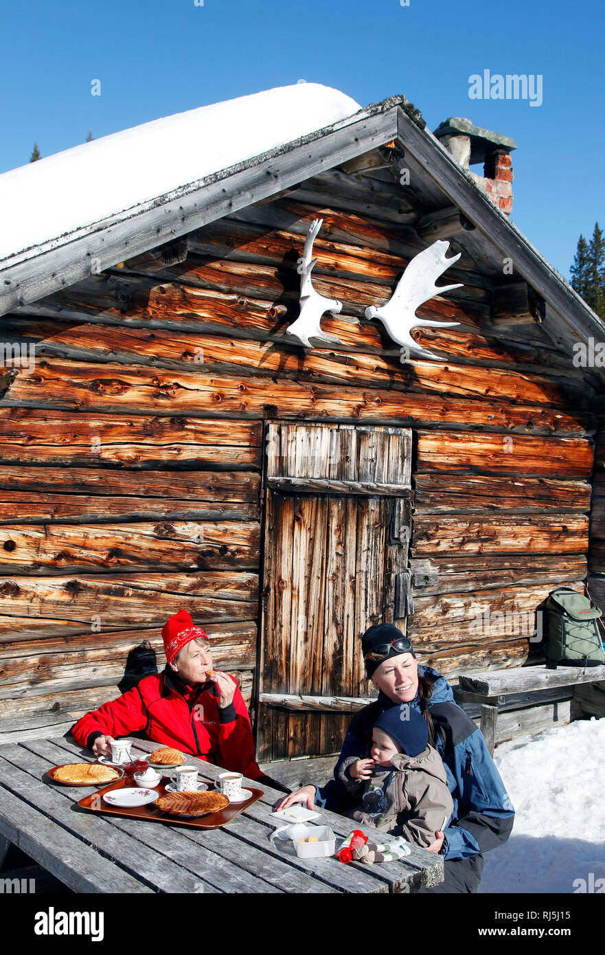 Familie essen Waffeln ourdoors im Winter Stockfoto