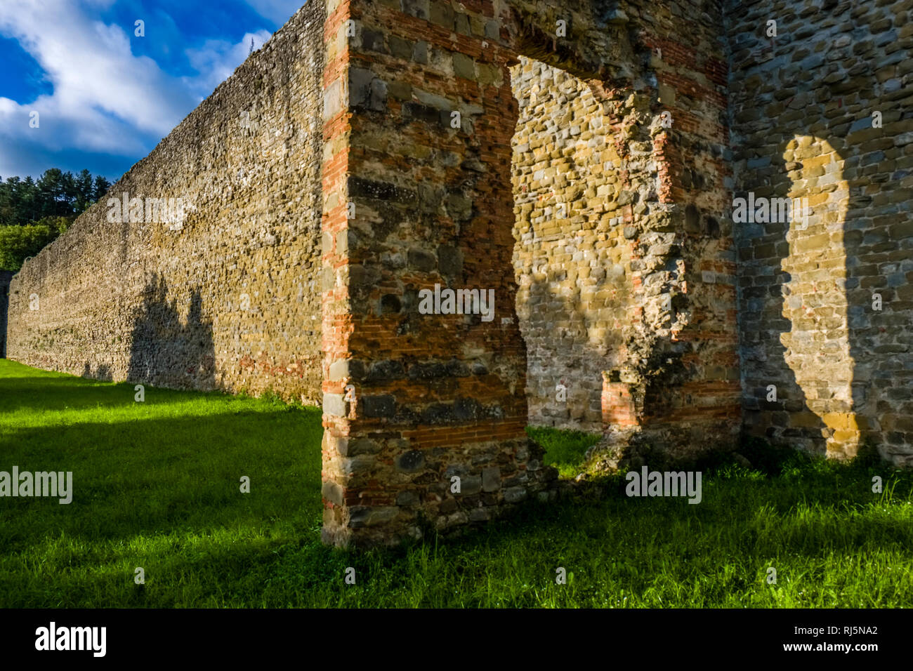 Die mittelalterliche Stadt auf einem Hügel gelegen, mit einer Stadtmauer umgeben Stockfoto