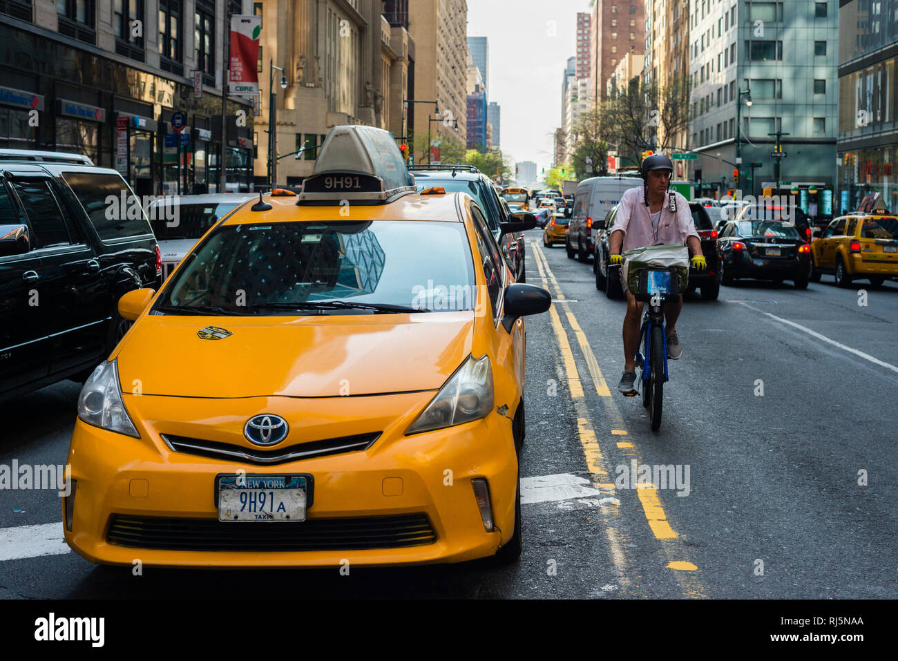 Taxi und Radfahrer in new york city Stockfoto