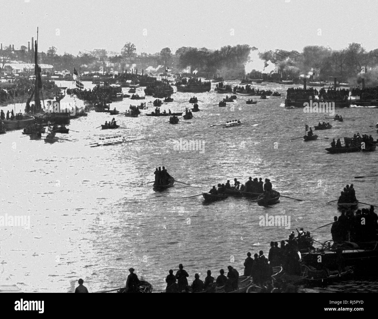 Universität Boat Race bei Barnes Stockfoto