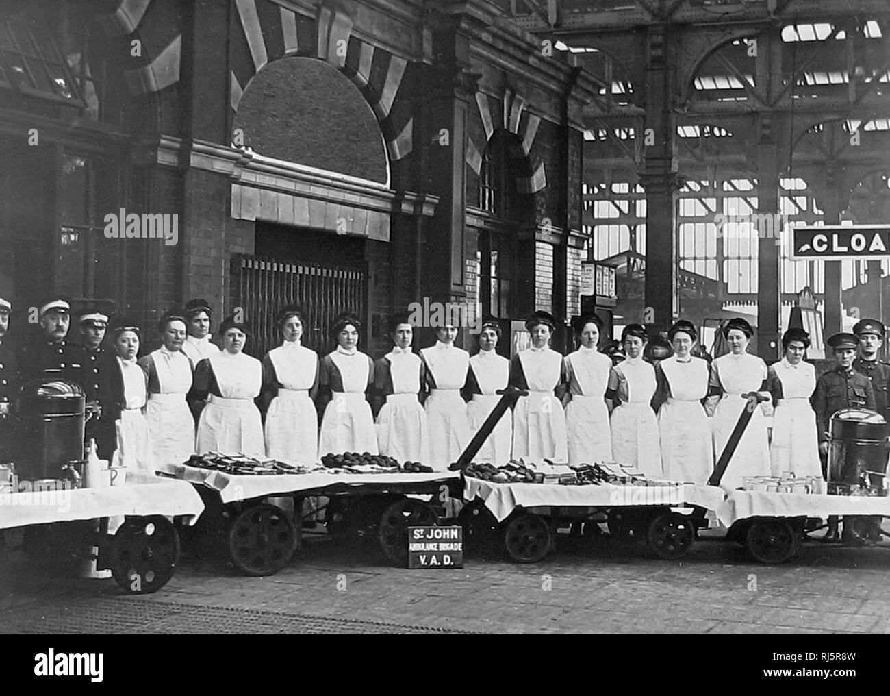 WW 1 Rote Kreuz und St. John's Ambulance Feuerwehr freiwillige Hilfe Loslösung Freiwillige mit Erfrischungen in einem Rai Stockfoto