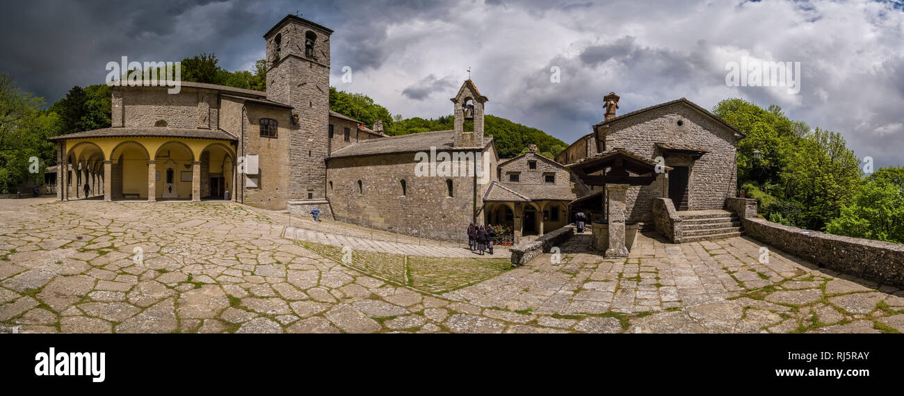Panoramablick auf das Kloster Santuario della Verna, auf einem bewaldeten Hügel Stockfoto